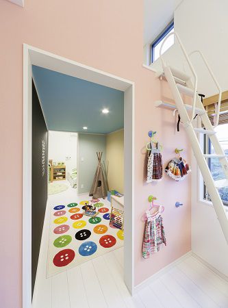 ２つある子供部屋の間にはプレイスペース。小さい時は遊び場所として大きくなったら壁を設けてクローゼットに大変身。将来を見据えての間取りです。