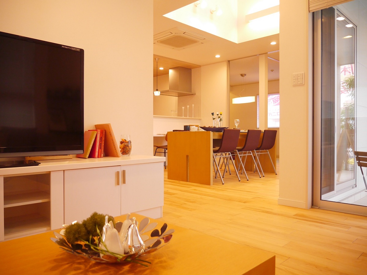 リビングスペースとダイニングスペースをゆるやかに分離させています。
それぞれのつながりを感じながらも個室のようにくつろげる間取りに。