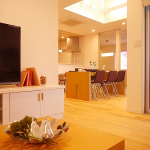 リビングスペースとダイニングスペースをゆるやかに分離させています。
それぞれのつながりを感じながらも個室のようにくつろげる間取りに。