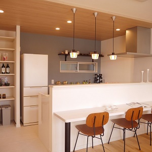 シンプルながらもクロスや照明でアクセントをつけたキッチン。
毎日使うところだからこそお手入れが楽になるよう、床はタイル仕上げです。