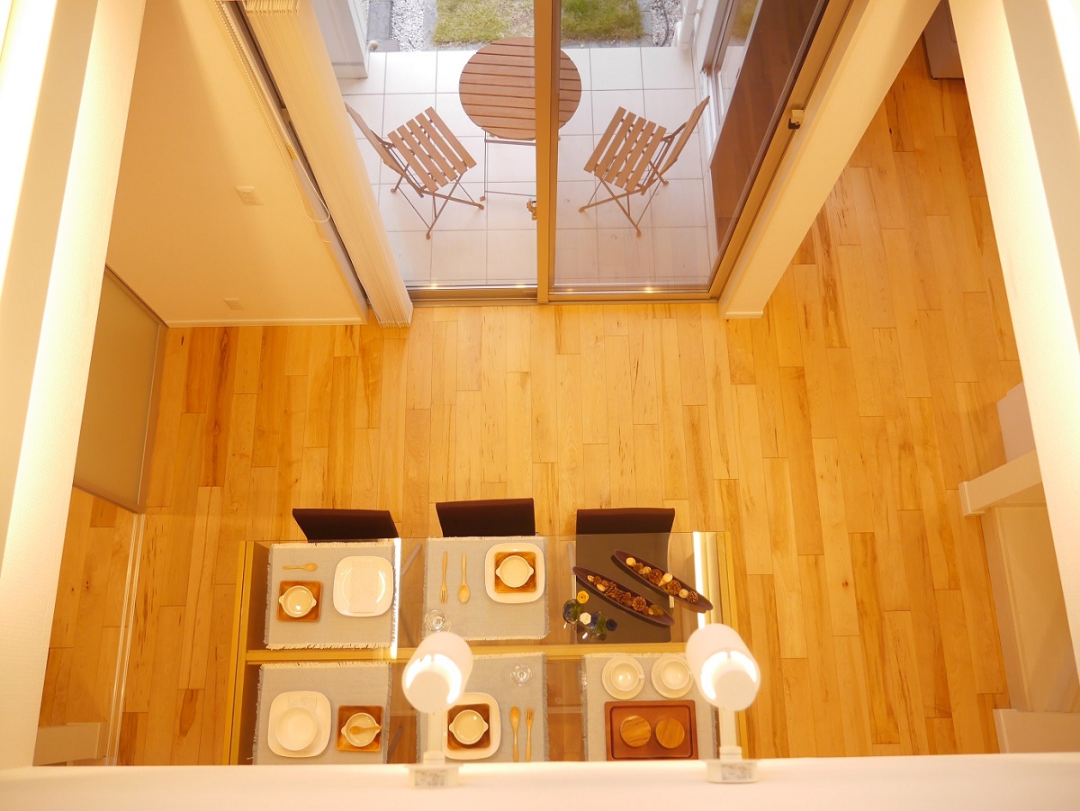 ダイニング上には開放感のある吹抜け。家族の声が聞こえるので気配が感じられ安心です。