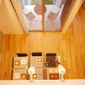 ダイニング上には開放感のある吹抜け。家族の声が聞こえるので気配が感じられ安心です。