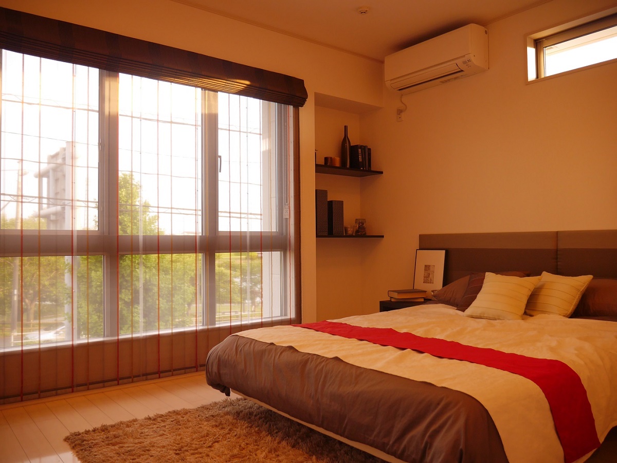 1日の疲れを癒すゆったりとした寝室。