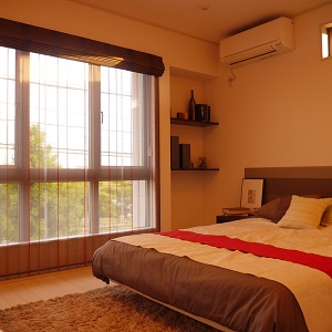 1日の疲れを癒すゆったりとした寝室。