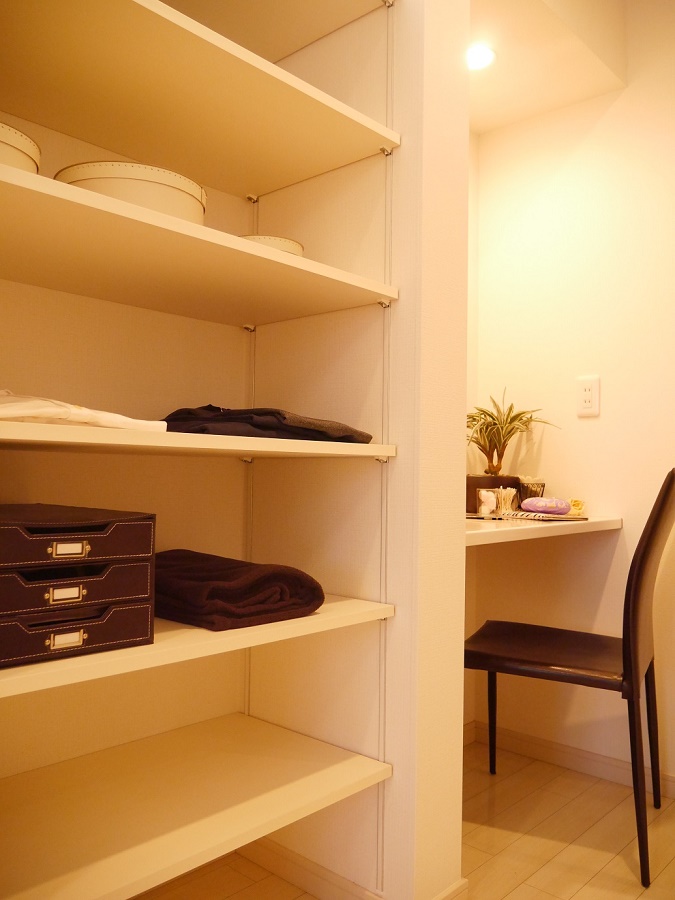 大容量のウォークインクローゼットとパウダールーム。
寝室からの動線がまとまっており、朝の忙しい時間にも余裕ができます。