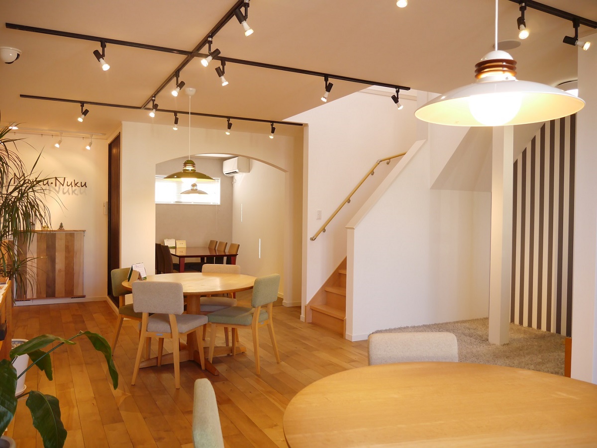 無垢フロアのあたたかい雰囲気でゆっくりお打合せができます。