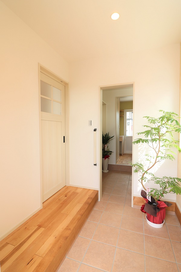 玄関からキッチンへと続く動線は、使い易さに配慮し利便性と収納量を兼ね備えたスペースとなっています。
