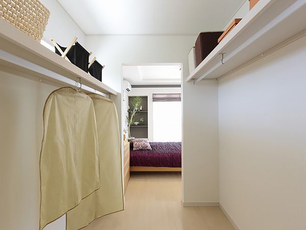 寝室の隣に設けた大型ウォークインクローゼットは、衣類のほかにトランクや寝具などを収納するスペースとなります。
