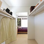 寝室の隣に設けた大型ウォークインクローゼットは、衣類のほかにトランクや寝具などを収納するスペースとなります。
