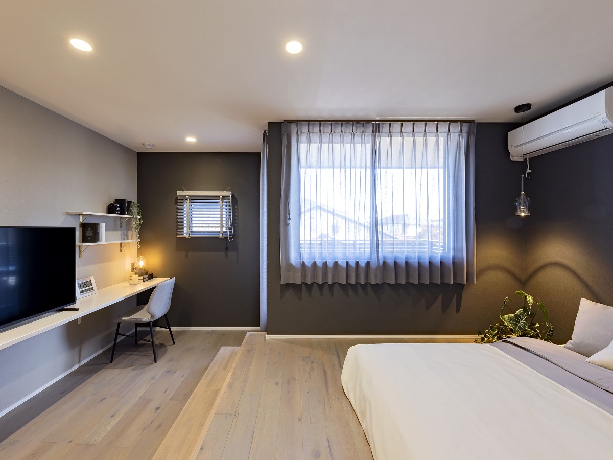 広いバルコニーに面した主寝室は、ベッドスペースを小上がりにし、落ち着いてゆったり過ごせる安らぎの空間です。