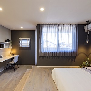 広いバルコニーに面した主寝室は、ベッドスペースを小上がりにし、落ち着いてゆったり過ごせる安らぎの空間です。