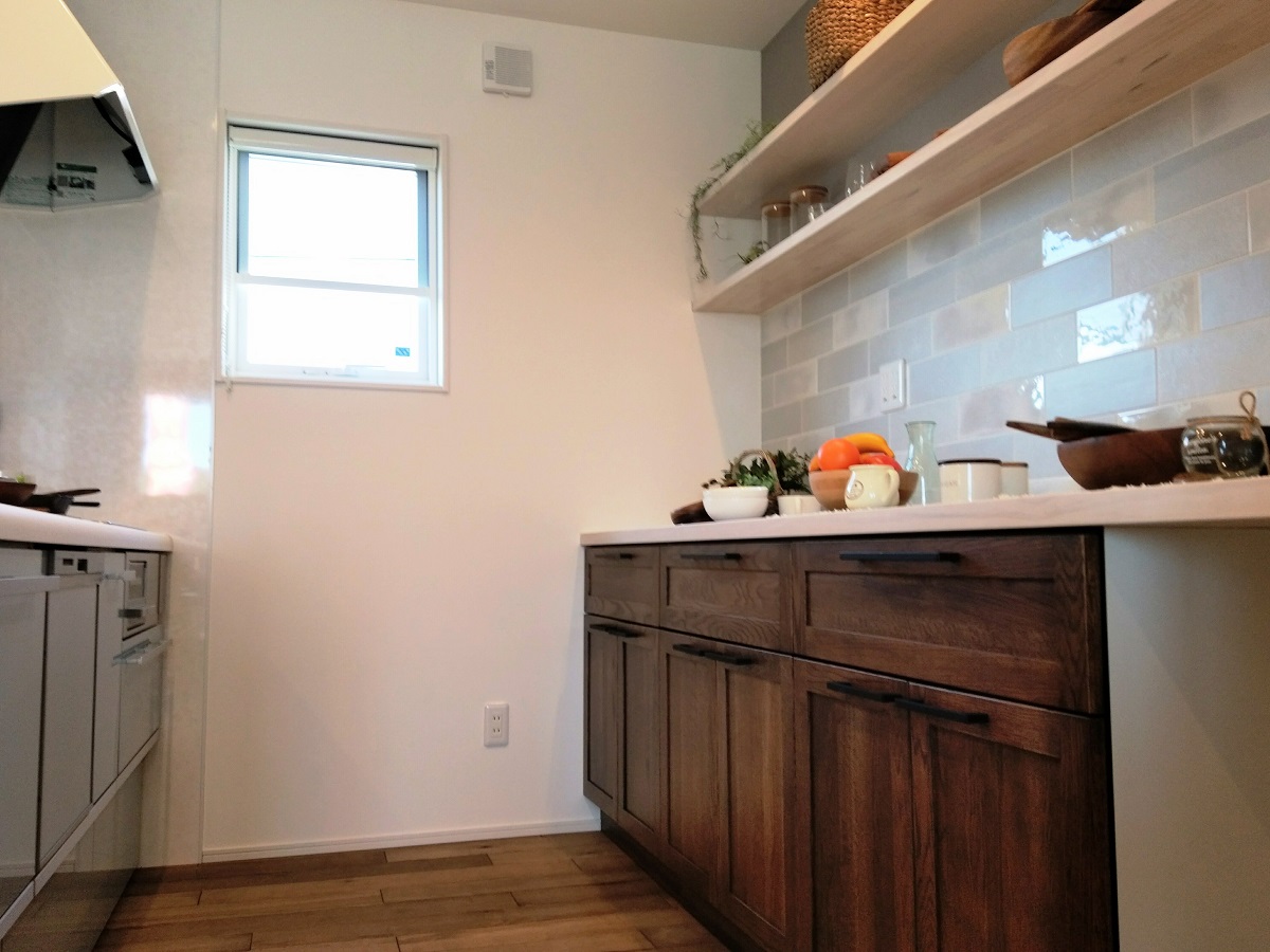 キッチン収納と色・素材を変えることで、動きのあるデザインになりました。