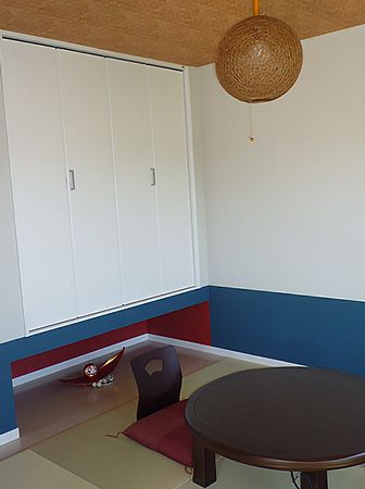 クロスの色と家具で、ハワイと日本の融合させた和室に仕上げました。