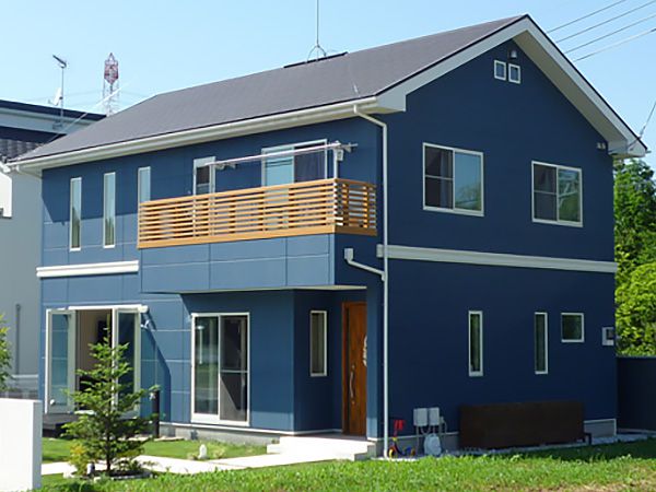 ALC外壁材にブルー色を施し、ホワイトのサッシでアクセントを。ハワイ大好きのご夫婦が力を合わせて造った住宅。