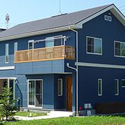 ALC外壁材にブルー色を施し、ホワイトのサッシでアクセントを。ハワイ大好きのご夫婦が力を合わせて造った住宅。