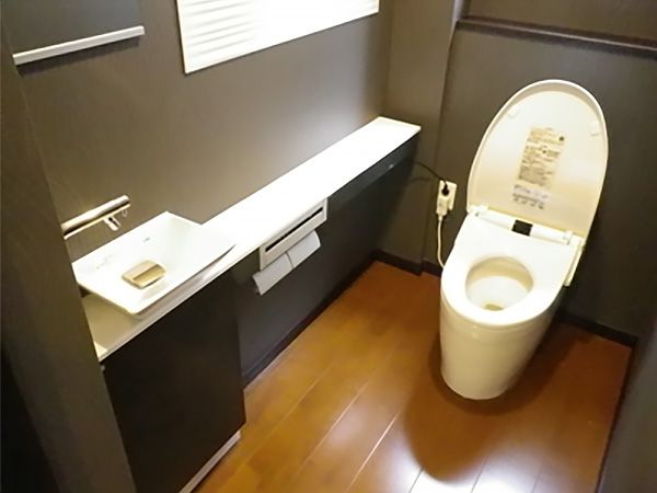 人感センサーで、なんと自動で便座が開きます！ですが、ここまでは最近よく見かけるようになったタンクレストイレです。 今回はなんと洗浄リモコンも自動で開きます！