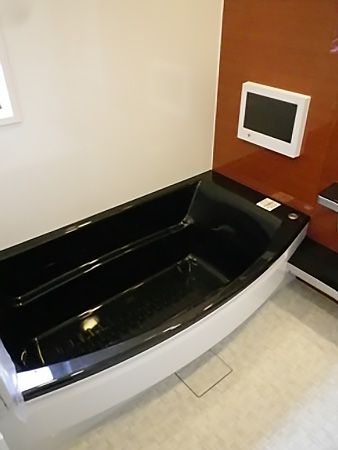お風呂にはＴＶや、外にある配線にiPodなどのプレーヤーを繋ぐとお風呂の中で聞けるという代物が付いています！！その為お風呂の天井にはスピーカーも付いています。高級感抜群です☆