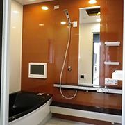 お風呂にはＴＶや、外にある配線にiPodなどのプレーヤーを繋ぐとお風呂の中で聞けるという代物が付いています！！その為お風呂の天井にはスピーカーも付いています。
高級感抜群です☆ 