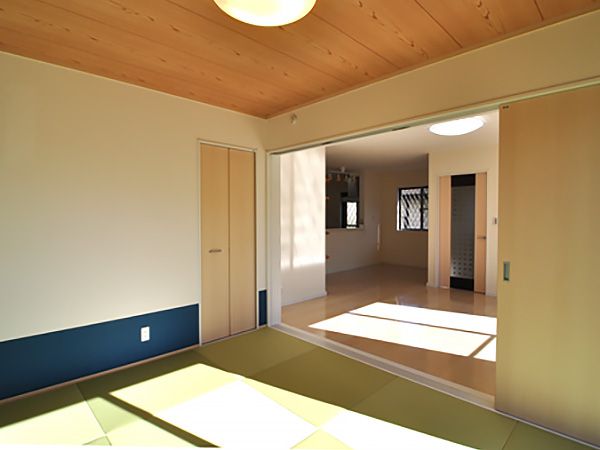 和室は足元のクロスをアクセントに、明るさも取り入れながら、モダンにな現代和室が出来上がりました。  