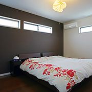 寝室の壁は濃淡色を織り交ぜ高級感を演出。大きな窓は設けず、空間デザインにこだわりました。
