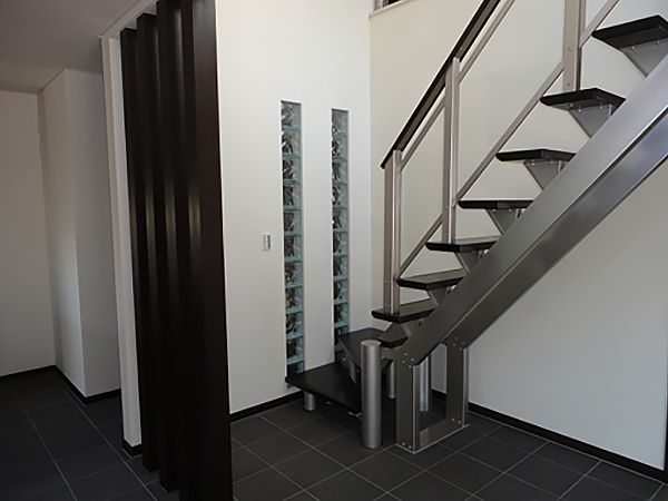 スリット階段はシンプルモダンさだけではなく、空間的広がりを補助してくれる便利階段です。