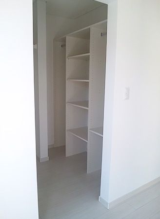 空間を無駄なく使えるように多くの棚を設けました。収納力抜群のクローゼットです。 