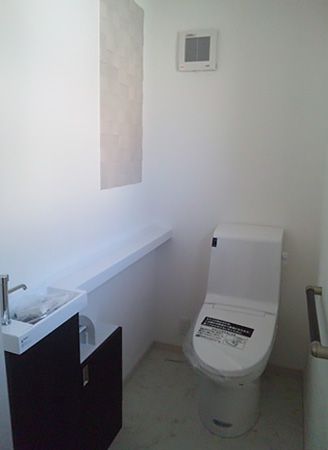 １階、２階共にトイレには消臭、除湿効果があるエコカラットを採用。デザイン性も高くお洒落な空間になりました。 