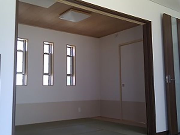 リビングから続く和室は、間仕切り用のドアを大きく設けることで１階全体の居住スペースを、よりゆとりある空間に仕立てます。