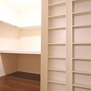寝室に併設されたウォークインクローゼットにはご主人の趣味の本を多く収納出来るように、専用の書棚を造りました。
