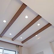 ３本の化粧梁が天井のアクセントとしておしゃれな空間を引き立たせます。
LEDのダウンライトは調光器付きです。