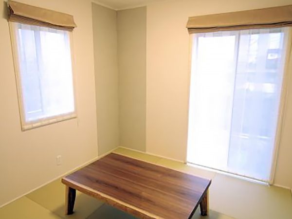 ２部屋ある和室は、同様に健康的でお手入れのしやすい和紙畳を採用しています。アクセントとしての壁隅の壁紙もおしゃれです。