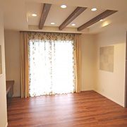 落ち着いた色めの床材とドア、３本の化粧梁がお部屋を温かい印象にしています。