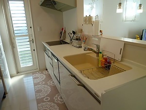白のキッチンが、明るい内観によく似合います。シンク部分の黄色が、キッチンスペースをやわらかな雰囲気に演出します。