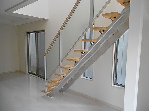 リビング全体の内装は明るいホワイト色を基調としながらも、階段はナチュラル系でアクセントをつけています。