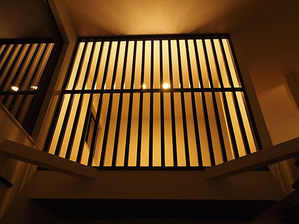 ２階からのやわらかな照明がリビングの素敵な雰囲気を演出します。