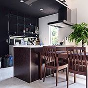 黒・白・ブラウンの落ち着いた配色で高級感のあるオープンキッチンです。