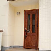 玄関に取り付けた庇は、雨水を防ぎますが採光は確保してくれます。