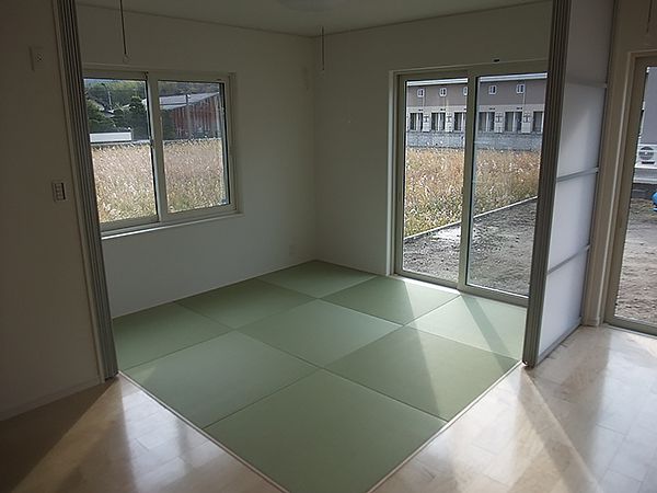 リビングの一角にある琉球畳の和室は、リビングを広く見せます。
