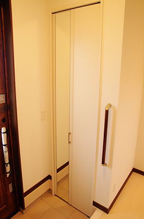 玄関には大きなシューズクロークを完備。物で溢れがちな玄関を広々と使う事ができます。 