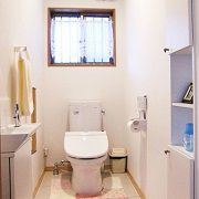トイレには手洗い器を設け､便器周りをスッキリ｡壁に埋め込んだユニット棚で収納力もアップ。 
