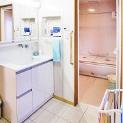 洗面化粧台の横壁に小物収納スペースを設置､パウダールームの機能を高めるアイテムです｡