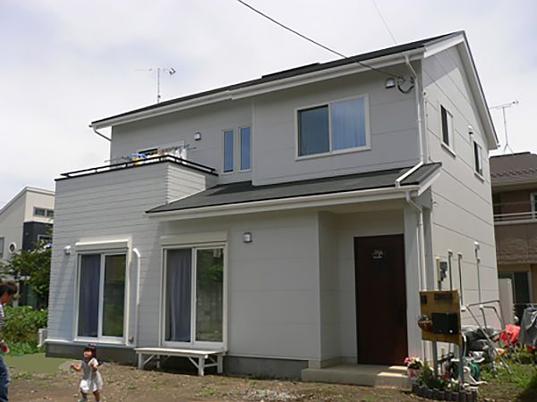 後から、太陽光発電システムが搭載できるように、屋根は切妻に設定してあります。 