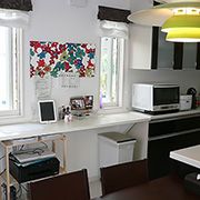 白を基調とした壁と床。キッチンはダーク色を採用して、シンプルモダン調のメリハリの効いた内観
