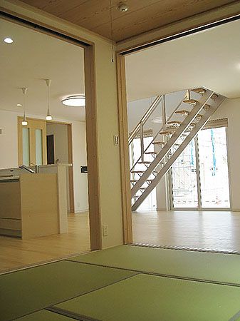 ＬＤＫ+和室が一続きになってとても広い空間になります。 押入れ、神棚、床の間も完備。