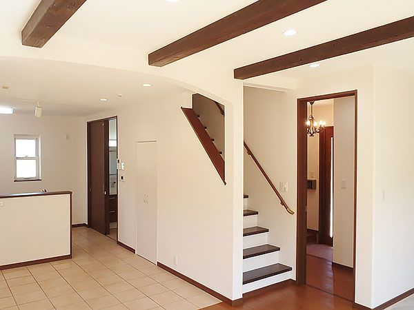 アーチ天井と化粧梁もおしゃれな空間を演出してくれます！
ダイニングには密かに白い扉の収納スペースも。 