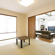 リビングと引き戸を通じてつながる和室は玄関からも直接出入りできる回遊性の高い空間。 