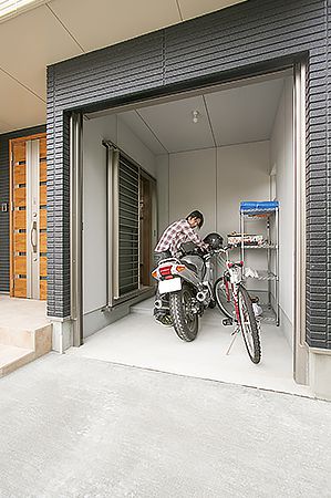 バイクの手入れができる本格的なガレージ。玄関ともつながっているので便利に使える。 