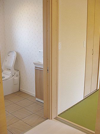 ご両親の部屋からは、スムーズにトイレに行くことができます。トイレ室内は広いので、車いすでも移動が簡単！ 