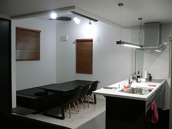 白い床と壁、そしてキッチンはダーク色を採用。メリハリの効いた内観。