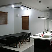 白い床と壁、そしてキッチンはダーク色を採用。メリハリの効いた内観。